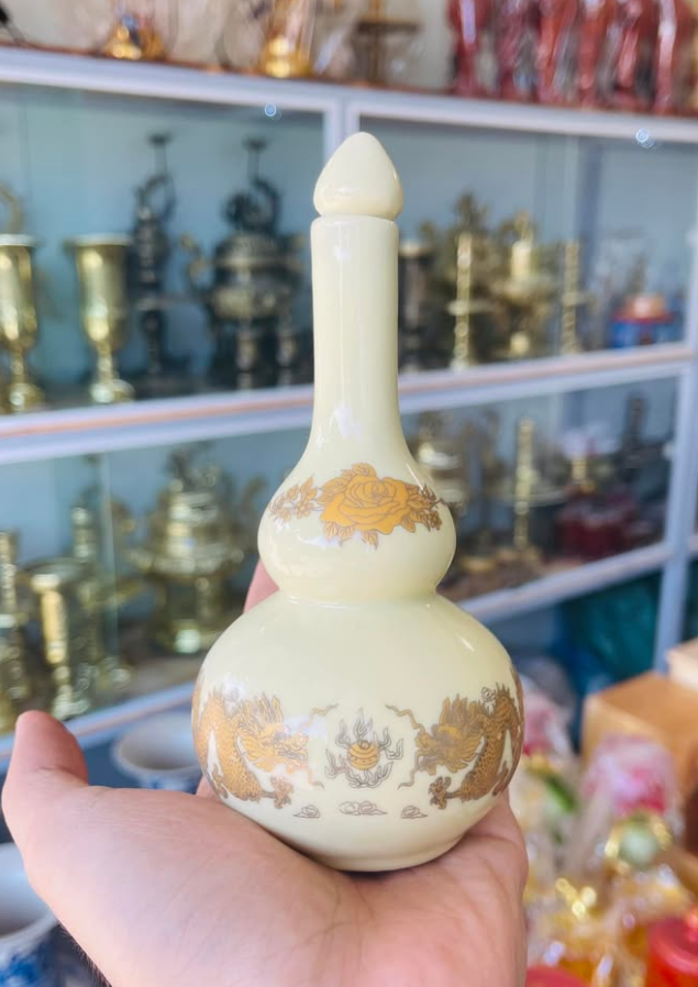 Ý nghĩa nậm rượu Long Vân (rồng – mây) gốm trên bàn thờ gia tiên